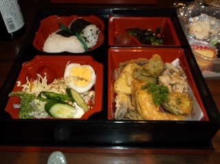 地元ケータリングのお弁当.jpg